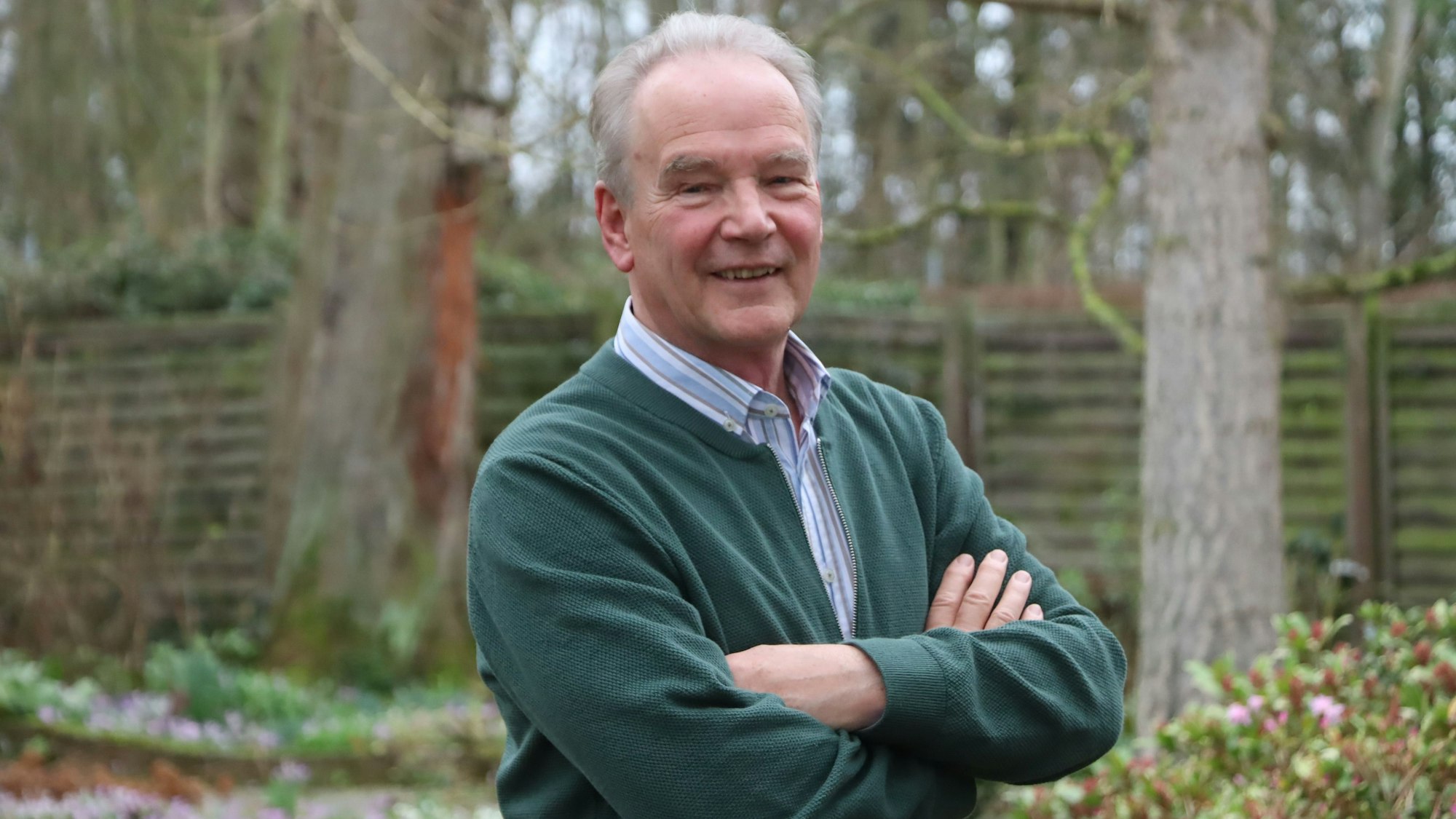 Auf dem Foto ist Dr. Hans-Eduard Hille zu sehen. Er steht in seinem Garten in Erftstadt.