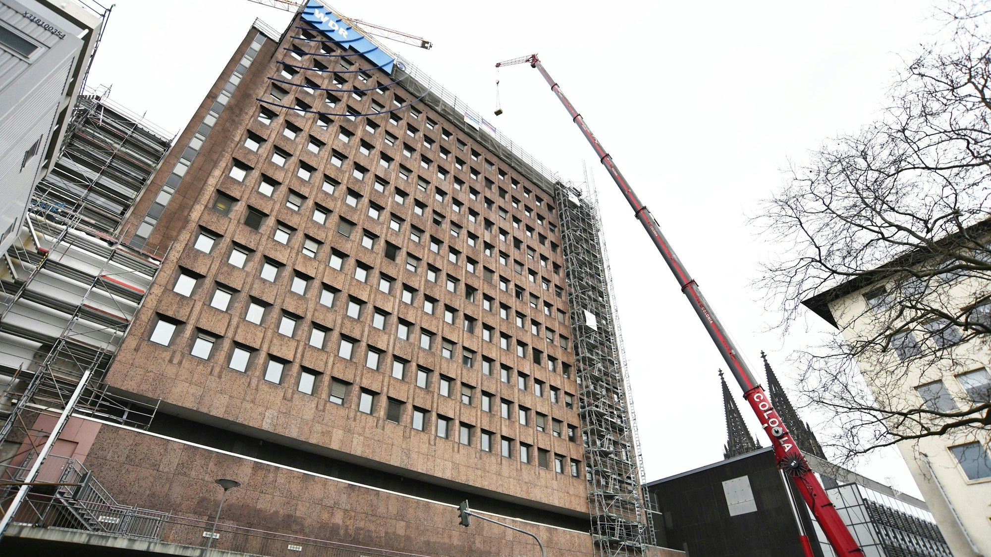 Auf dem Dach des WDR Archivhauses finden Arbeiten an der Klimaanlage statt.