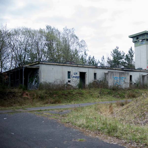 Das Bild zeigt ein Gebäude der ehemaligen Raketenstation. Es ist seit Jahren der Natur überlassen.