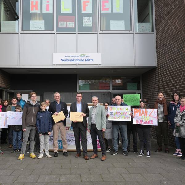 Unterschriftenübergabe an Bürgermeister Stein und Landrat Santelmann Verbundschule-Mitte