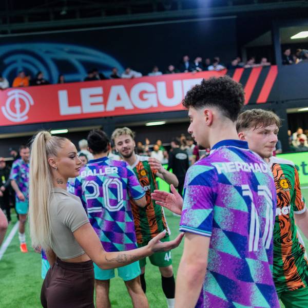 Die Schweizer Nationalspielerin Alisha Lehmann ist, an der Seite von Lukas Podolski, Teammanagerin von „Streets United“ in der „Baller League“.