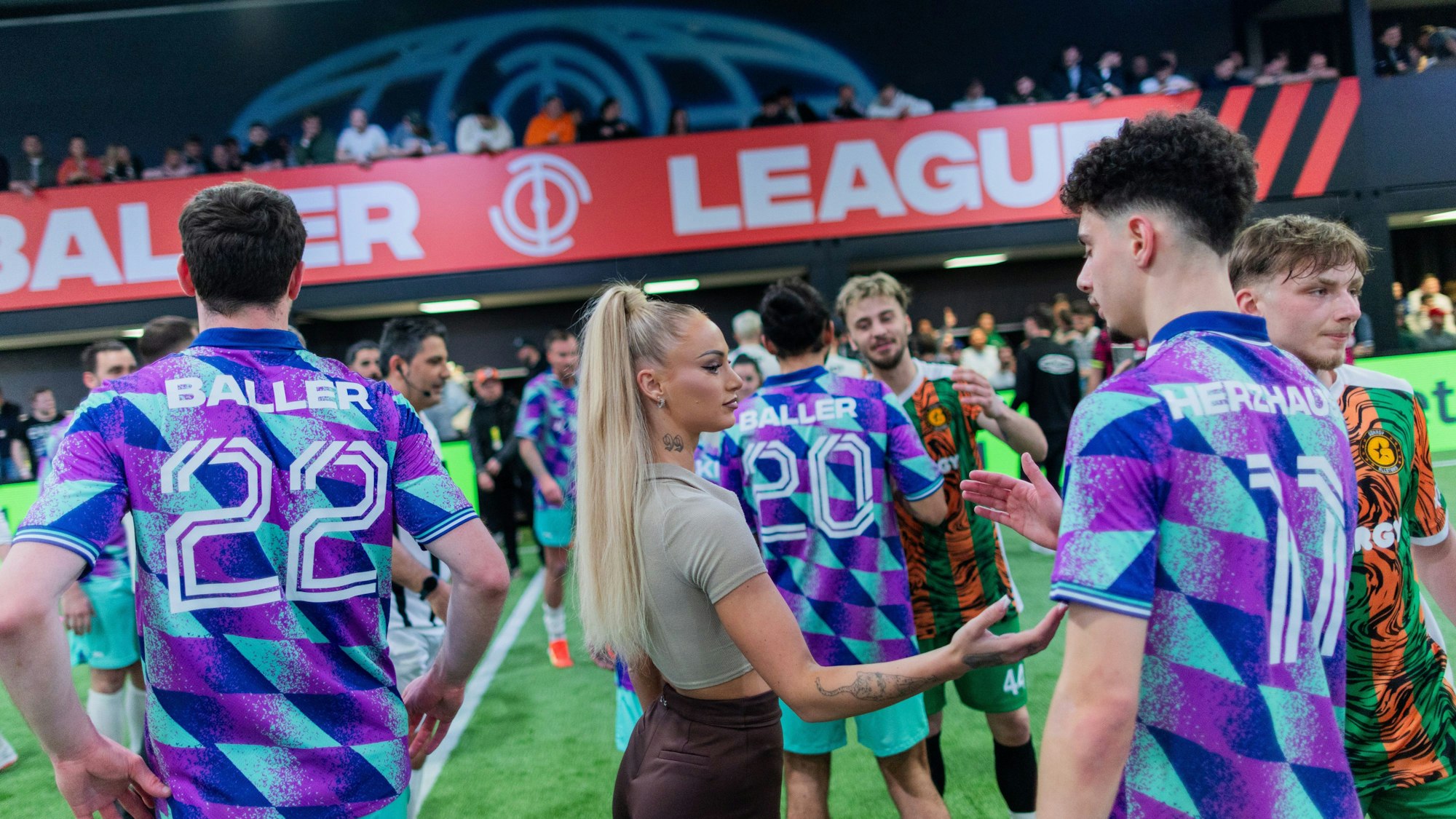 Die Schweizer Nationalspielerin Alisha Lehmann ist, an der Seite von Lukas Podolski, Teammanagerin von „Streets United“ in der „Baller League“.