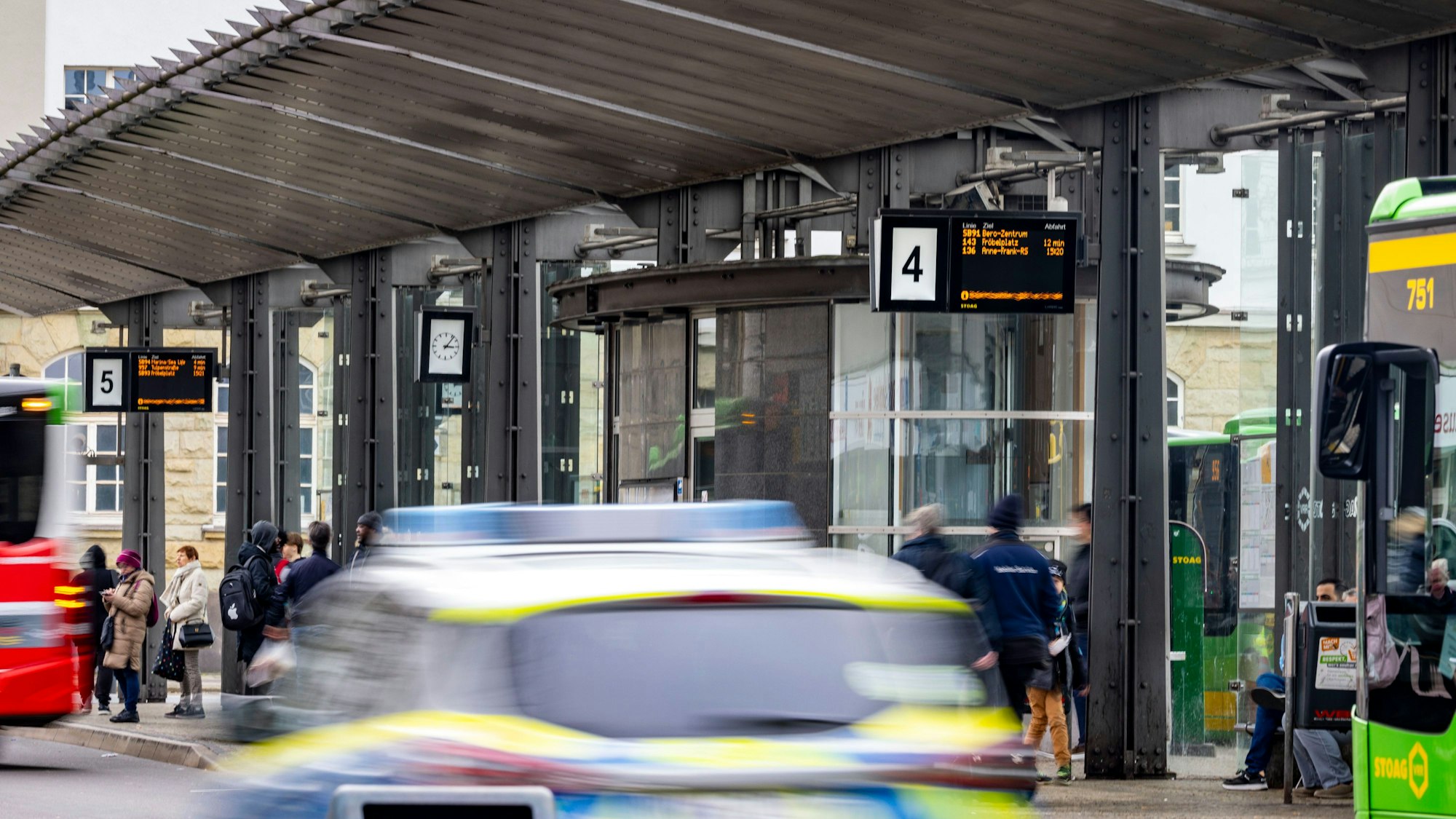 Ein Polizeiauto fährt im Bereich von Bahnsteig 4 am Busbahnhof in Oberhausen, hier geschah nach Angaben der Polizei der Angriff auf die beiden verstorbenen Ukrainer. Nach dem Tod von zwei jungen Ukrainern durch einen Messerangriff am Hauptbahnhof in Oberhausen ist das Motiv für die Tat weiter unklar.