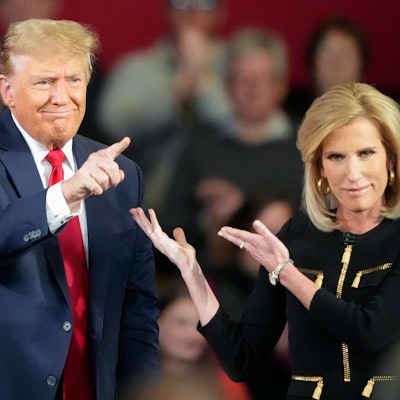 Der ehemalige US-Präsident Donald Trump zusammen mit der Fox-News-Moderatorin Laura Ingraham. Der Republikaner hat sich mit Alexej Nawalny verglichen.