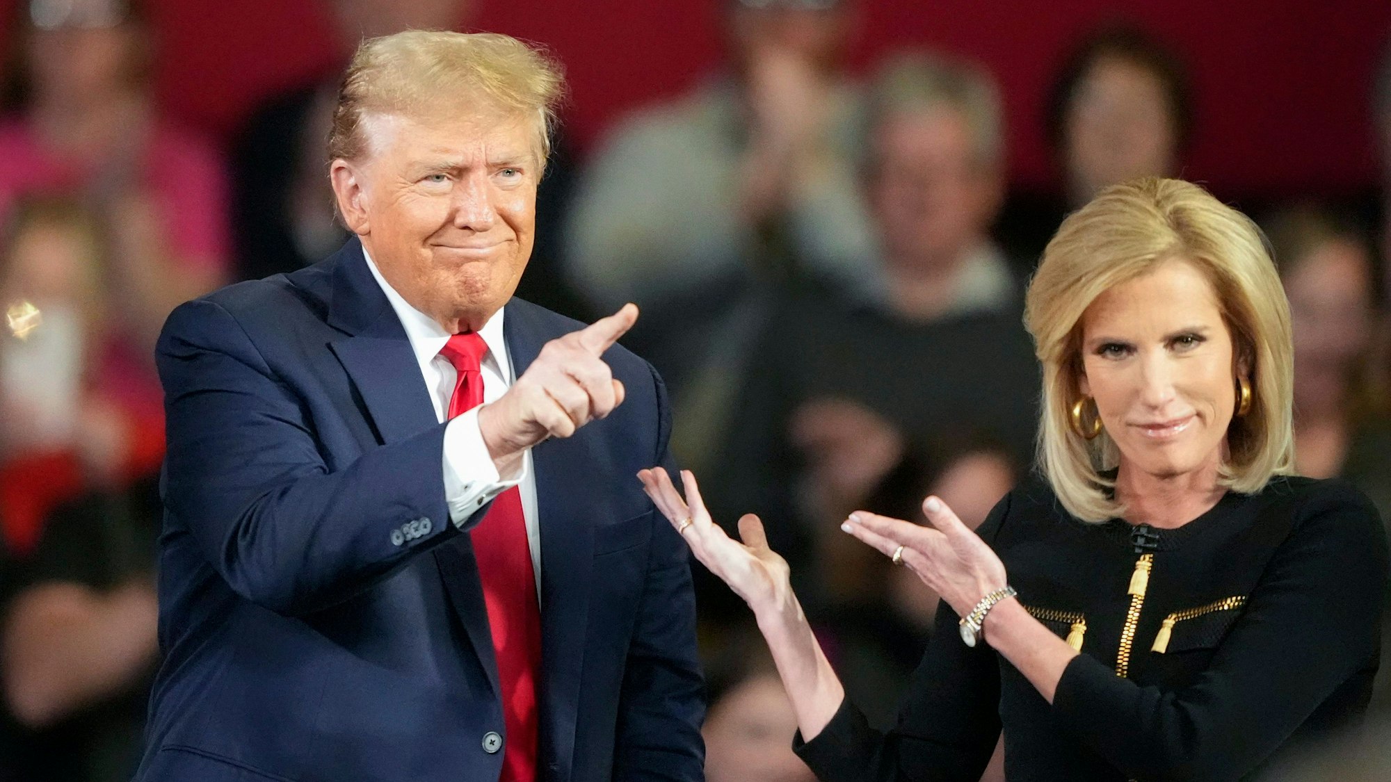 Der ehemalige US-Präsident Donald Trump zusammen mit der Fox-News-Moderatorin Laura Ingraham. Der Republikaner hat sich mit Alexej Nawalny verglichen.