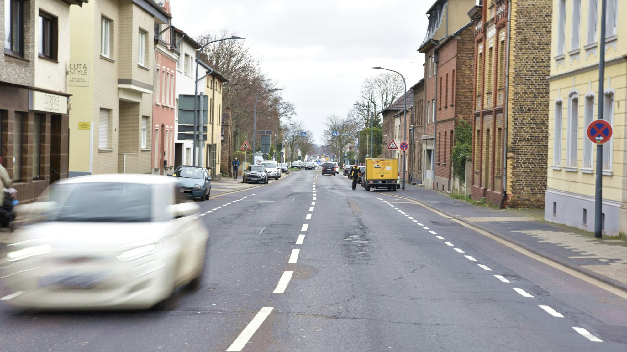 Ein Auto fährt über die Römerallee in Zülpich.