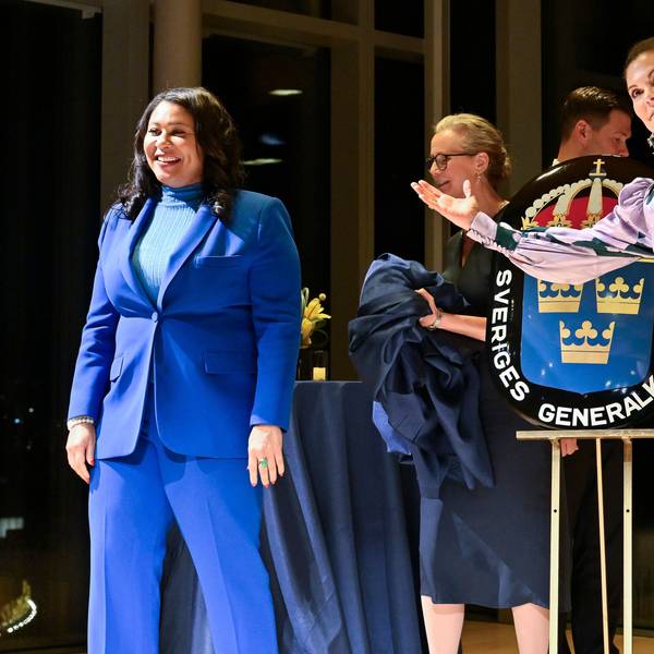 (l-r) London Breed, Bürgermeisterin von San Francisco, Johan Forssell, schwedischer Minister, Anna Lekvall, schwedische Generalkonsulin und Kronprinzessin Victoria auf der Bühne während des Empfangs zur Eröffnung des neuen schwedischen Generalkonsulats in San Francisco.