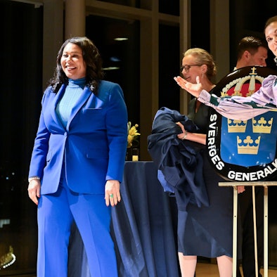 (l-r) London Breed, Bürgermeisterin von San Francisco, Johan Forssell, schwedischer Minister, Anna Lekvall, schwedische Generalkonsulin und Kronprinzessin Victoria auf der Bühne während des Empfangs zur Eröffnung des neuen schwedischen Generalkonsulats in San Francisco.
