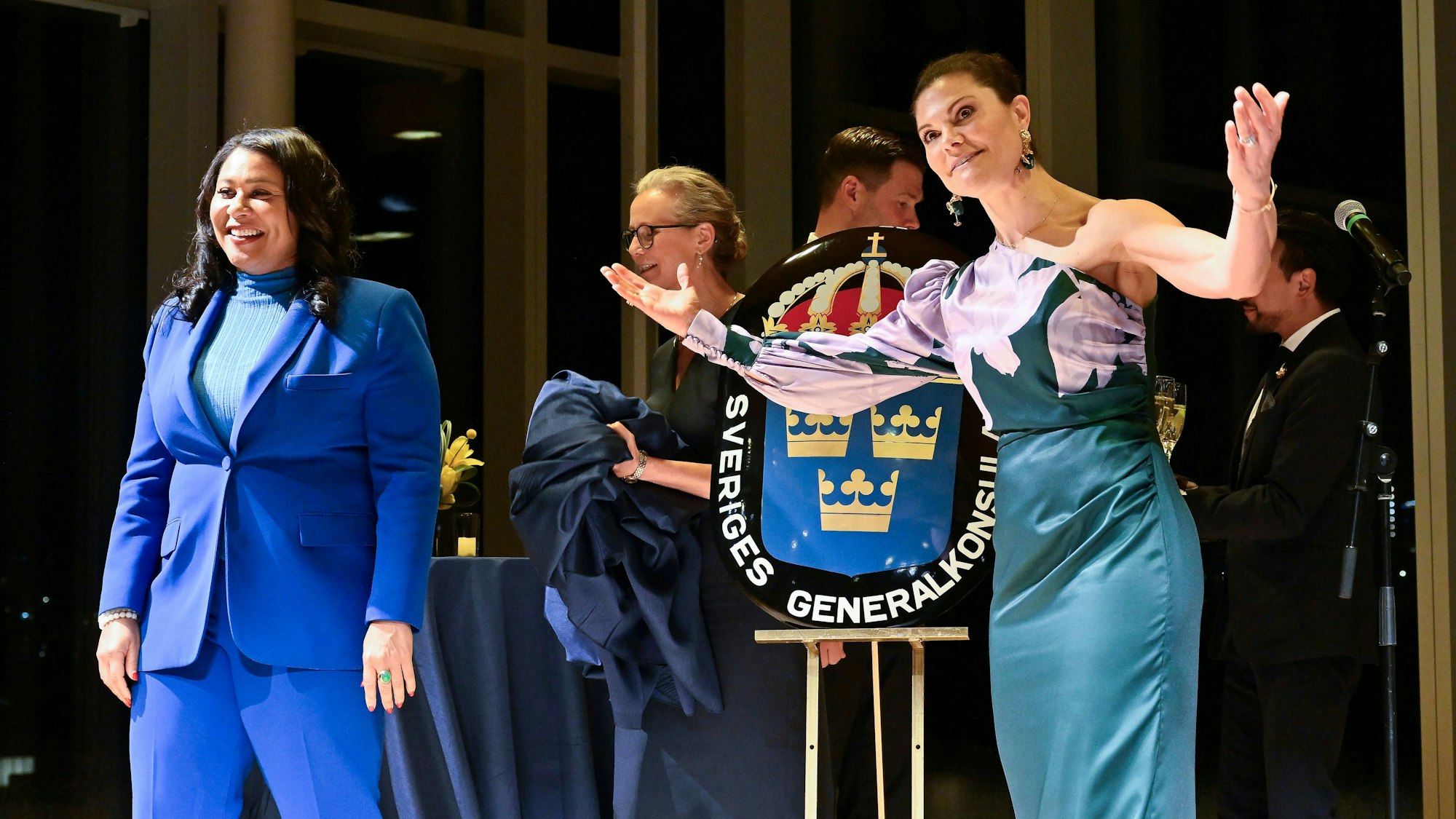 (l-r) London Breed, Bürgermeisterin von San Francisco, Johan Forssell, schwedischer Minister, Anna Lekvall, schwedische Generalkonsulin und Kronprinzessin Victoria auf der Bühne während des Empfangs zur Eröffnung des neuen schwedischen Generalkonsulats in San Francisco.