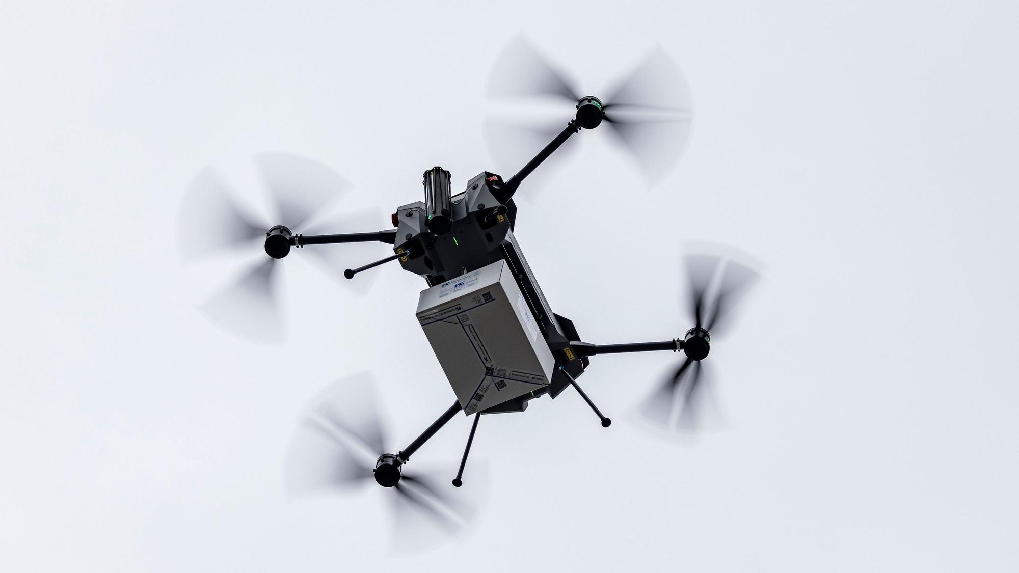 Eine Lieferdrohne vom Drohnenhersteller Third Element Aviation aus Bielefeld und der Lüdenscheider Koerschulte Group als Projektpartner mit einem zu liefernden Paket fliegt in der Luft.