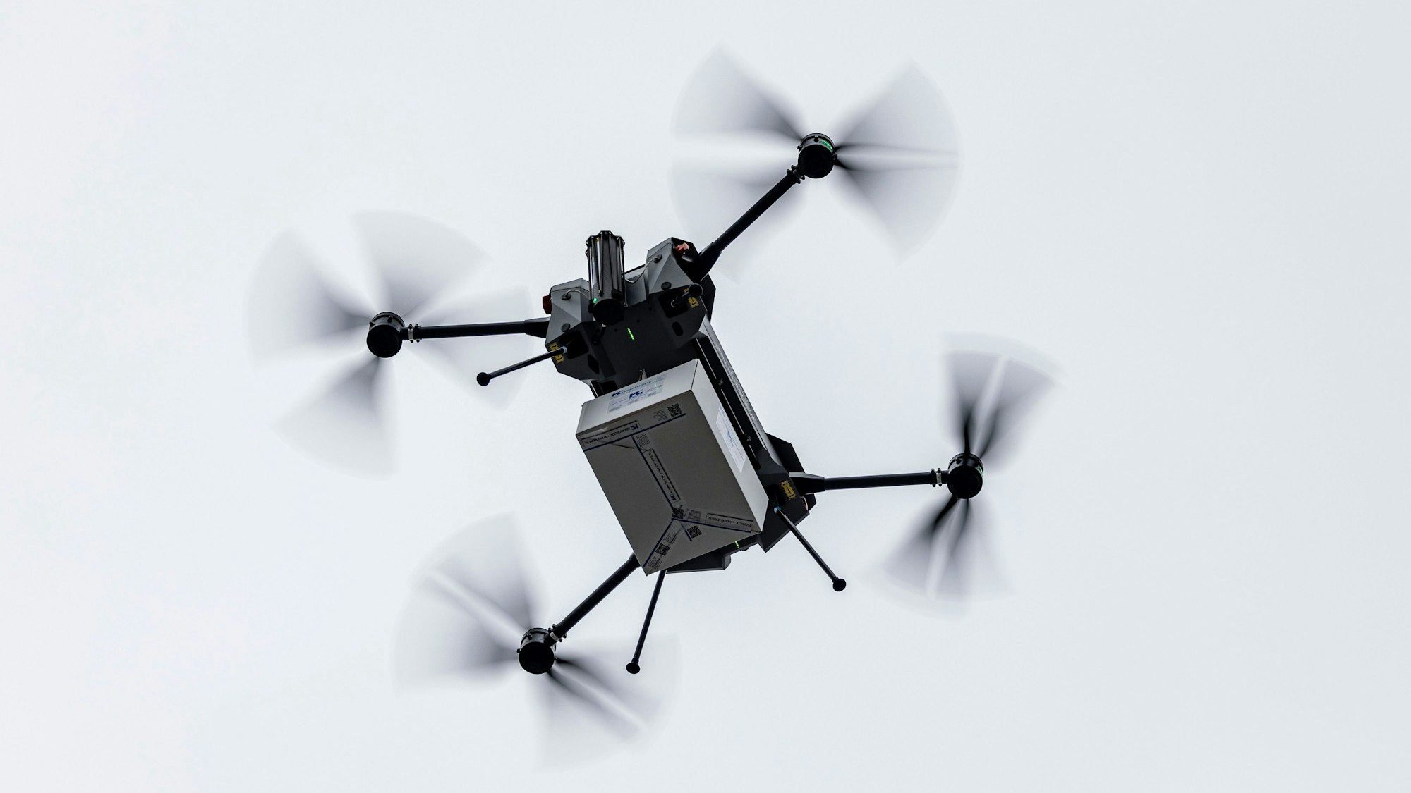 Eine Lieferdrohne vom Drohnenhersteller Third Element Aviation aus Bielefeld und der Lüdenscheider Koerschulte Group als Projektpartner mit einem zu liefernden Paket fliegt in der Luft.