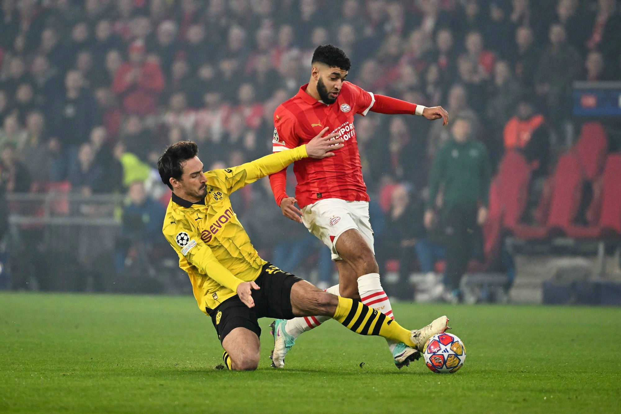 Mats Hummels geht in einer strittigen Szene gegen PSVs Ismael Saibari zum Ball.
