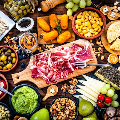 Viele kleine Schalen mit vielen bunten Köstlichkeiten auf einem Tisch.