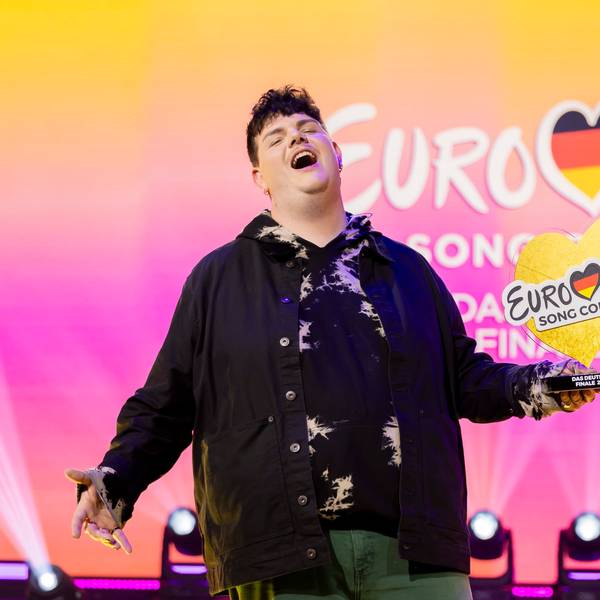 Isaak, Gewinner des deutschen ESC-Vorentscheids, steht am Ende des „Eurovision Song Contest – Das deutsche Finale 2024“ auf der Bühne.