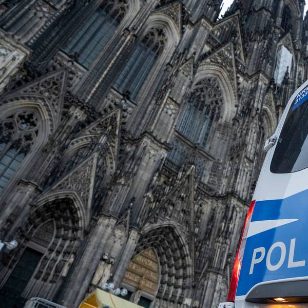 Wegen eines befürchteten Anschlags bewacht die Polizei den Dom. Die Silvesternacht blieb ruhig.