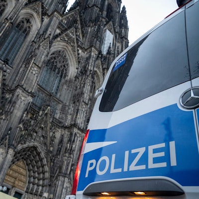 Wegen eines befürchteten Anschlags bewacht die Polizei den Dom. Die Silvesternacht blieb ruhig.