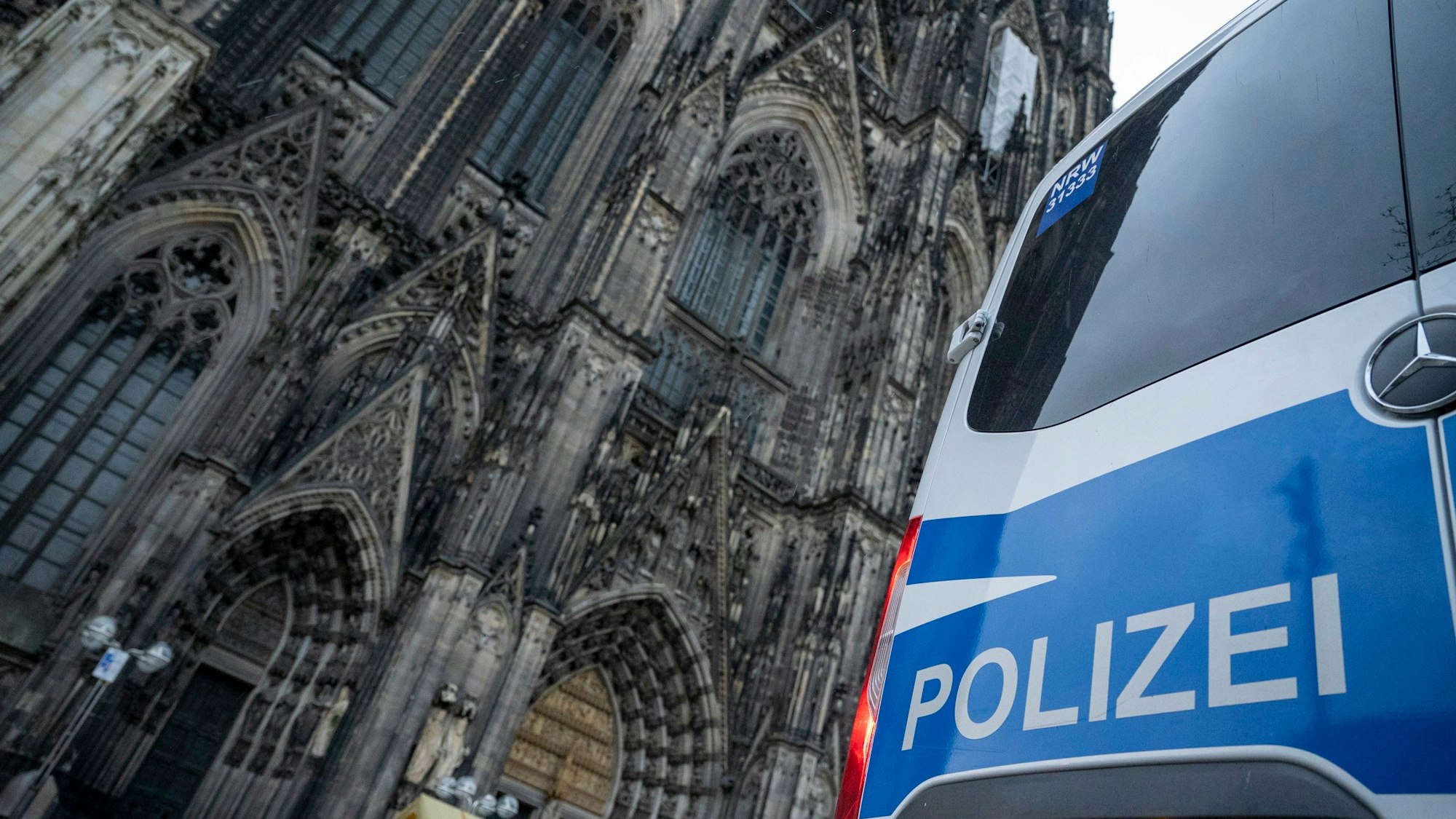 Wegen eines befürchteten Anschlags bewachte die Polizei den Dom um Weihnachten und Silvester.
