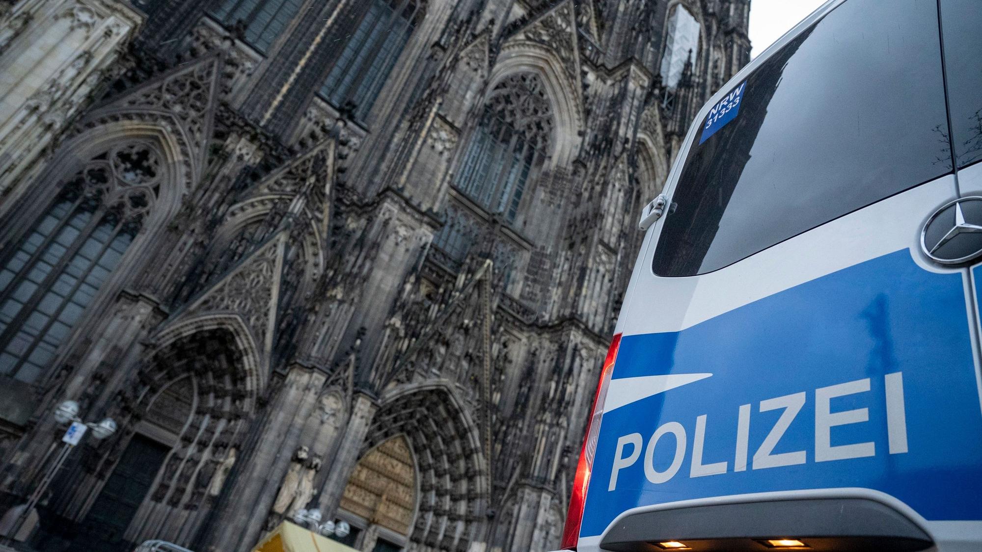 Ein Polizeiwagen steht vor dem Kölner Dom. (Archivbild)