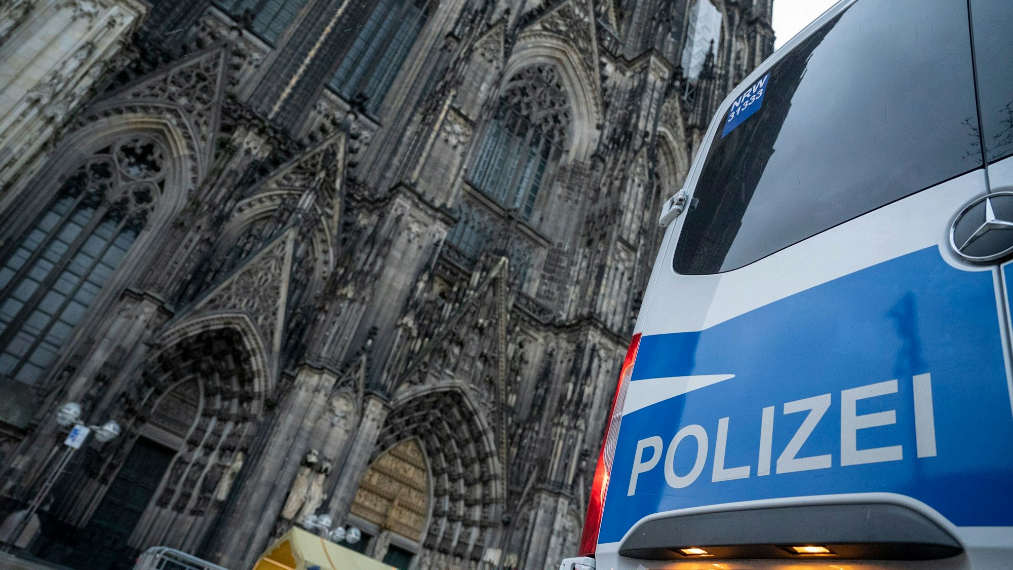 Wegen eines befürchteten Anschlags bewacht die Polizei den Dom. Die Silvesternacht blieb ruhig.