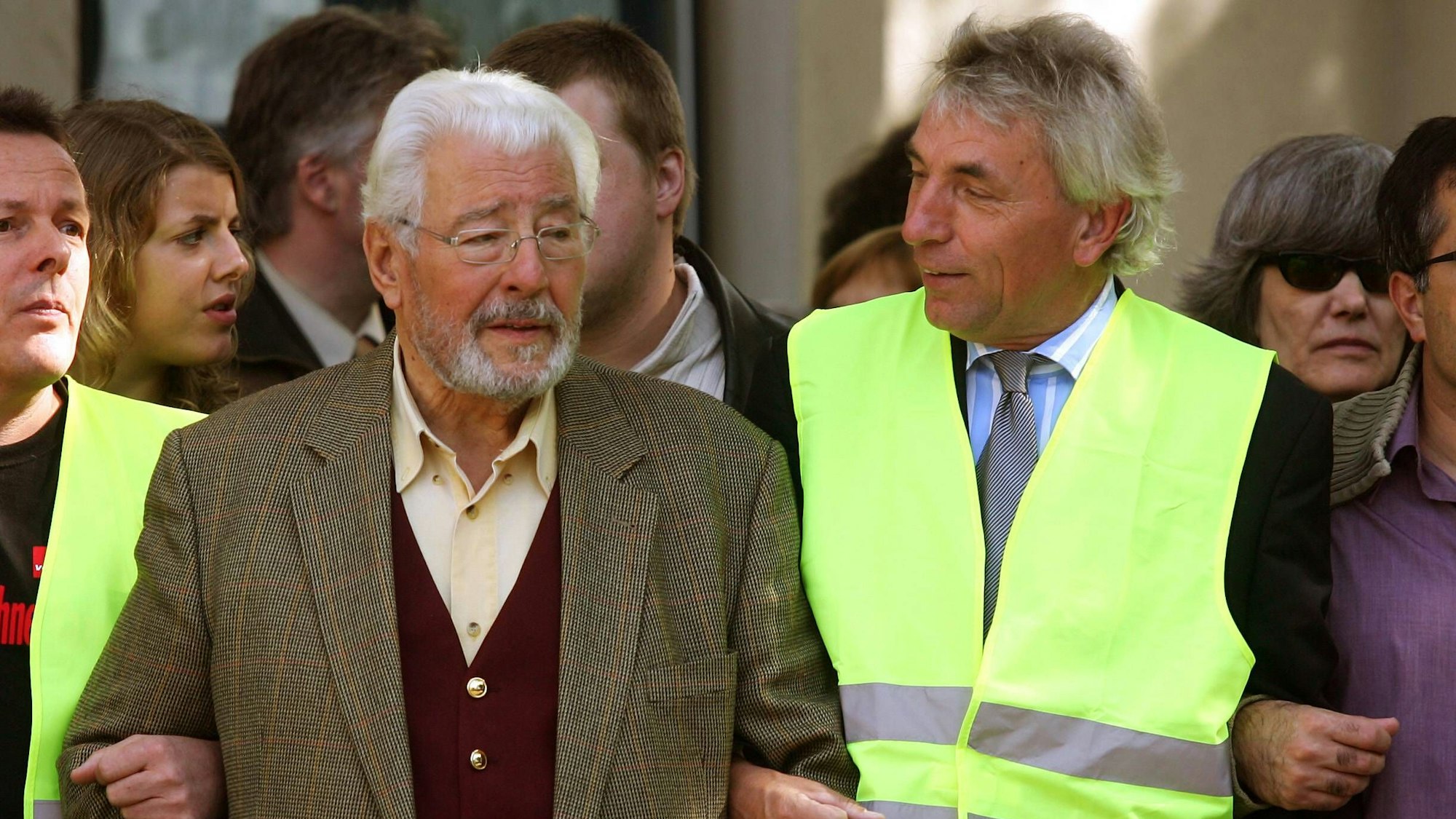Norbert Burger (l.) und Jürgen Roters (r.) bei der Mahnwache vor der Kölner Moschee gegen den Anti-Islamisierungskongress der rechtsextremen Bürgerbewegung Pro Köln.