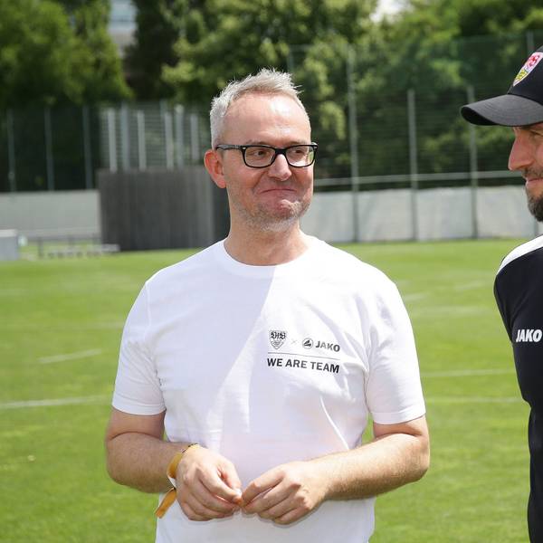 Stuttgarts Vorstandsboss Alexander Wehrle (l.) spricht mit VfB-Trainer Sebastian Hoeneß.