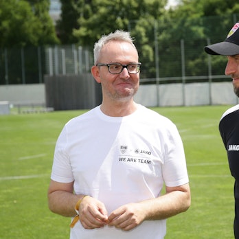 Stuttgarts Vorstandsboss Alexander Wehrle (l.) spricht mit VfB-Trainer Sebastian Hoeneß.