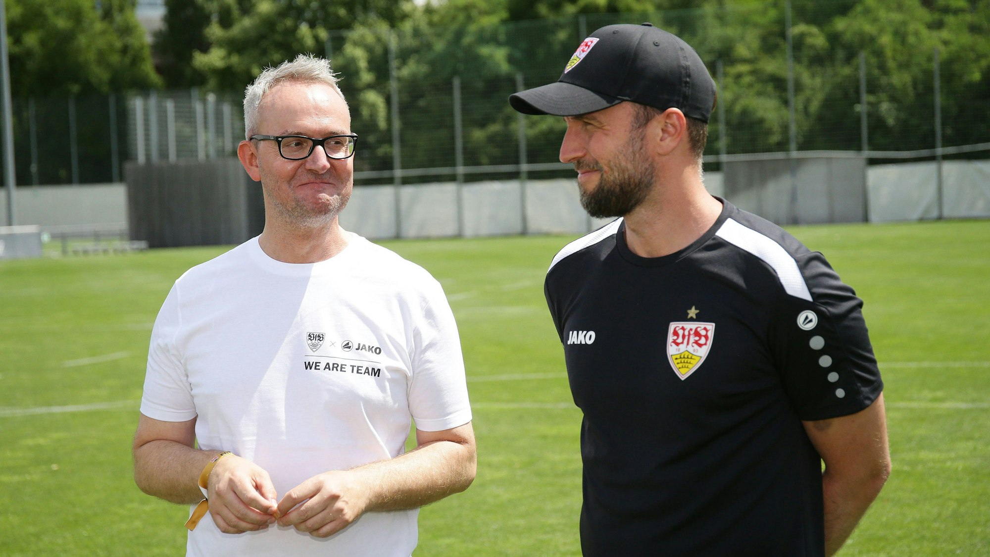 Stuttgarts Vorstandsboss Alexander Wehrle (l.) spricht mit VfB-Trainer Sebastian Hoeneß.