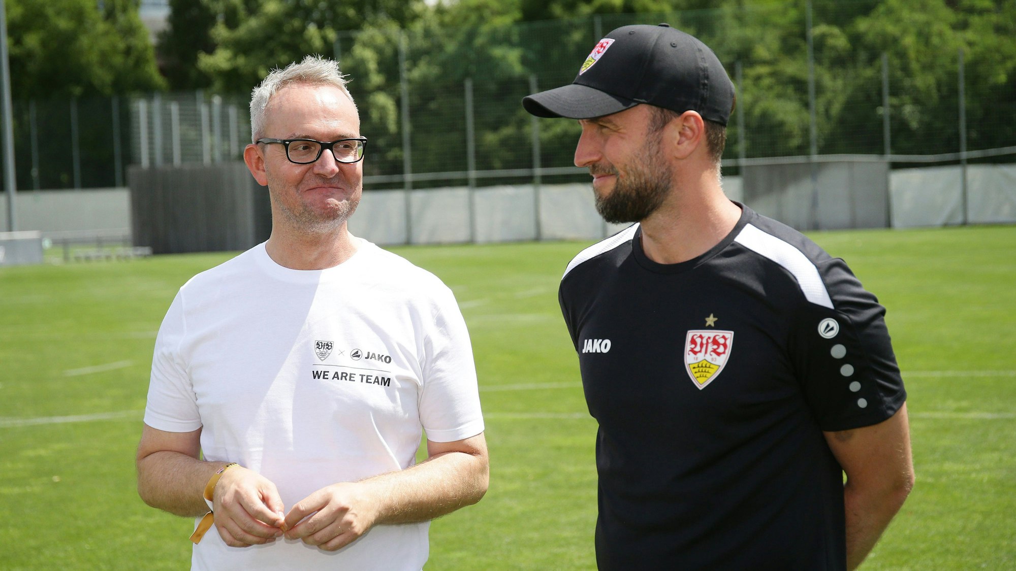 Stuttgarts Vorstandsboss Alexander Wehrle (l.) spricht mit VfB-Trainer Sebastian Hoeneß.