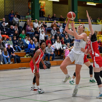 1. Damen Basketball Bundesliga: Orthomol WINGS Leverkusen vs. Herner TC, 21.01.2024 Lisa Koop Orthomol WINGS Leverkusen 27, 1. Damen Basketball Bundesliga: Orthomol WINGS Leverkusen vs. Herner TC am 21.01.2024 in der Sporthalle Werner-Heisenberg-Gymnasium in Opladen Nordrhein-Westfalen *** 1 Womens Basketball Bundesliga Orthomol WINGS Leverkusen vs Herner TC, 21 01 2024 Lisa Koop Orthomol WINGS Leverkusen 27 , 1 Womens Basketball Bundesliga Orthomol WINGS Leverkusen vs Herner TC on 21 01 2024 at the Sporthalle Werner Heisenberg Gymnasium in Opladen Nordrhein Westfalen Copyright: xBEAUTIFULxSPORTS/Mueller-Laschetx