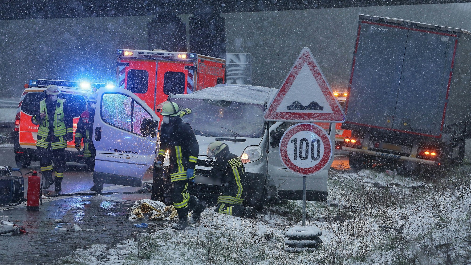 Rettungskräfte sind nach einem Unfall auf der Autobahn 44 im Einsatz.