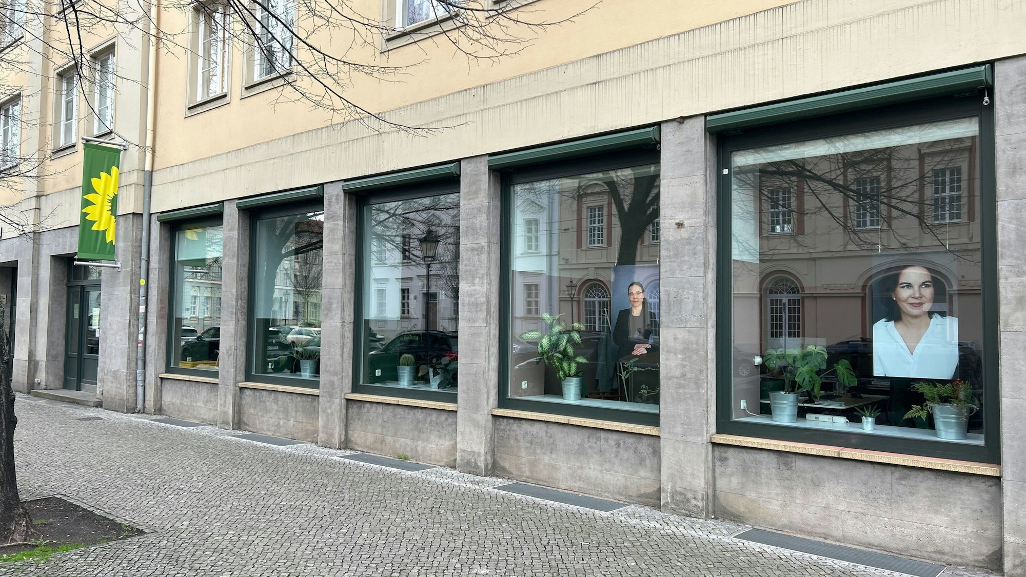 Das Wahlkreisbüro von Annalena Baerbock (Bündnis 90/Die Grünen) in Potsdam, das zuvor beschmiert worden war, wobei die Fassade jetzt aber schon wieder gereinigt ist.