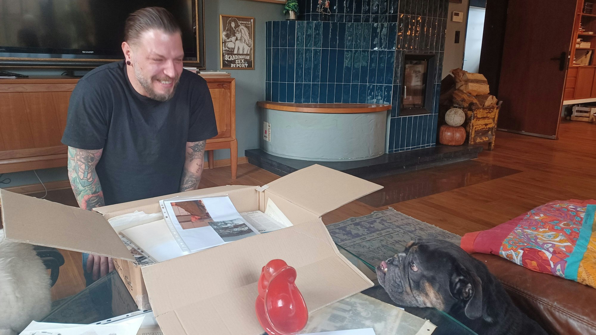 Marcel Struck und Hund Edmund vor einem Karton mit Adenauer-Relikten