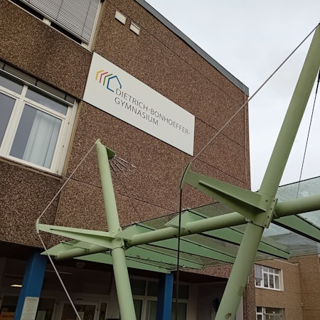 Der Eingangsbereich des Schulgebäudes.