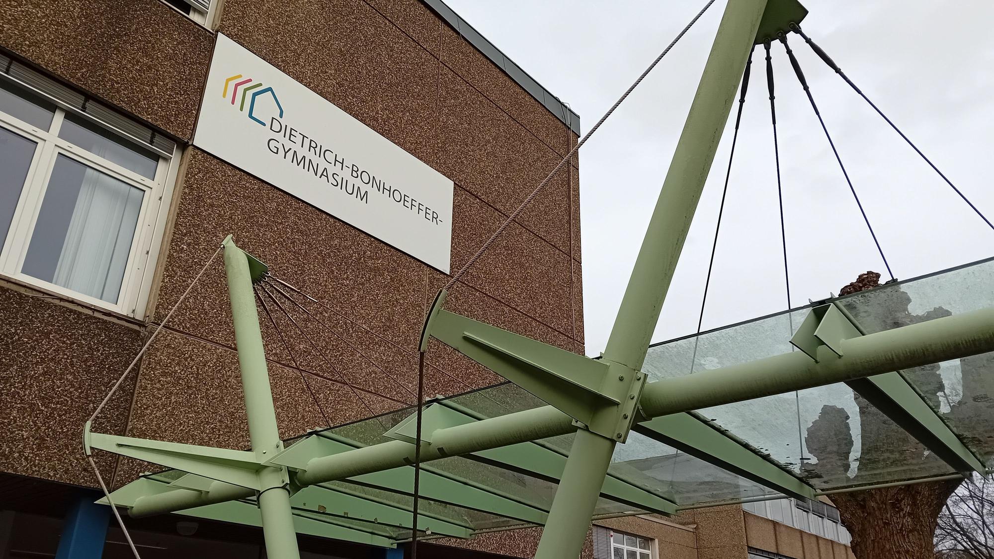 Der Eingangsbereich des Schulgebäudes.