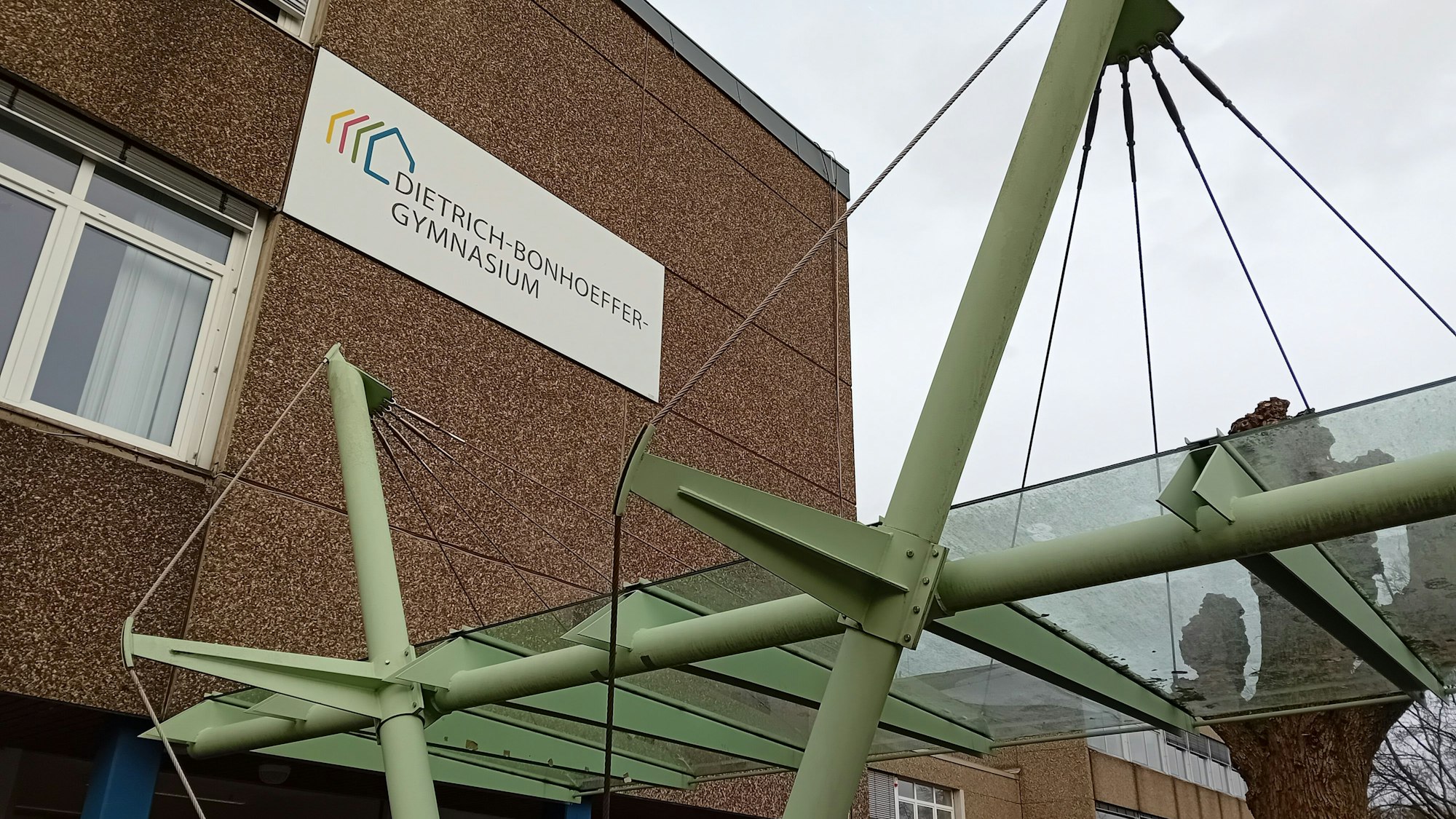 Der Eingangsbereich des Schulgebäudes.