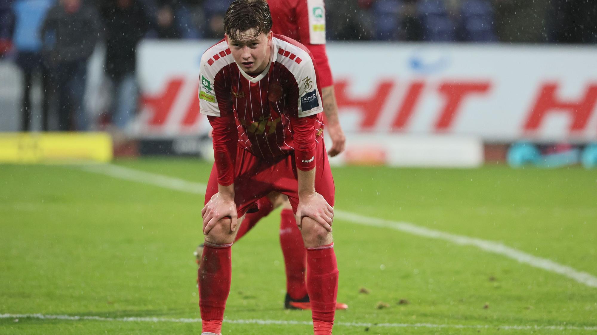 SC Fortuna Köln vs. Rödinghausen, 4.Liga,
Finn Torge Bauens (Fortuna) nach der Niederlage, 25.11.2023, Bild: Herbert Bucco