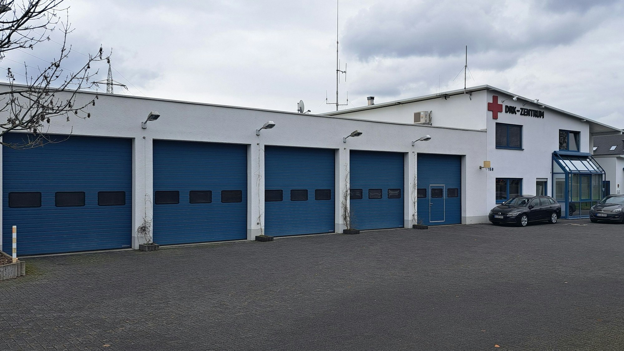 Die Rettungswache des Deutschen Roten Kreuzes steht an der Hauptstraße in Niederkassel-Ort.