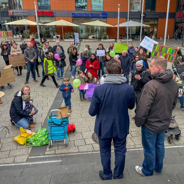 Ein paar Dutzend Eltern und Kinder waren zur Demo vors Rathaus gekommen.