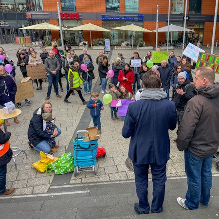 Ein paar Dutzend Eltern und Kinder waren zur Demo vors Rathaus gekommen.