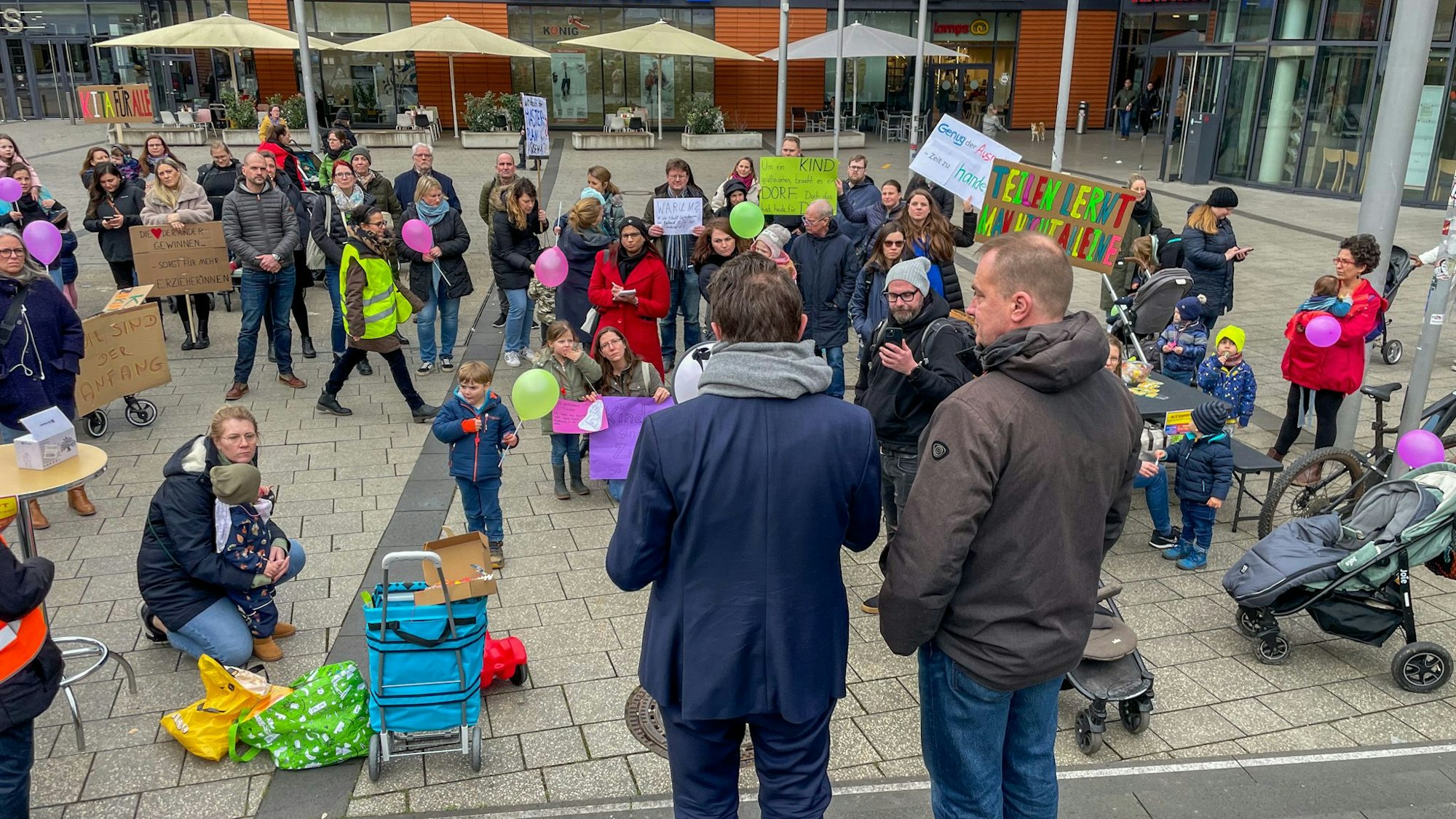 Ein paar Dutzend Eltern und Kinder waren zur Demo vors Rathaus gekommen.