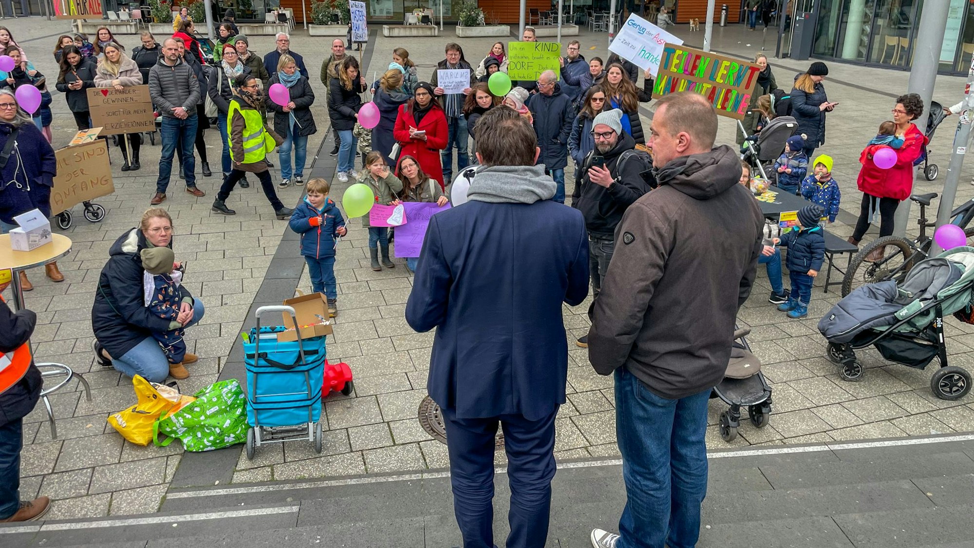 Ein paar Dutzend Eltern und Kinder waren zur Demo vors Rathaus gekommen.