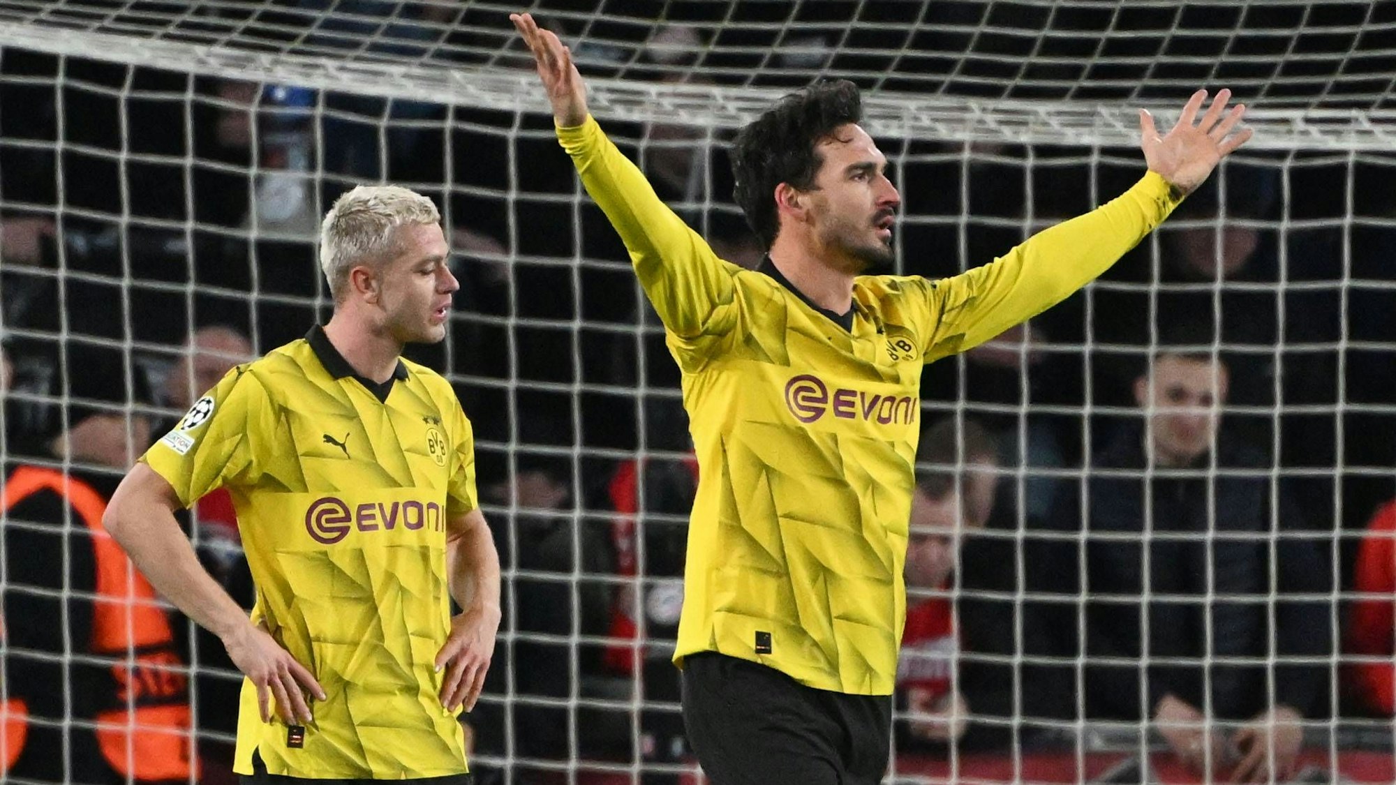 Champions-League-Achtelfinale: Dortmunds Mats Hummels beschwert sich im Spiel gegen Eindhoven über eine Elfmeter-Entscheidung.