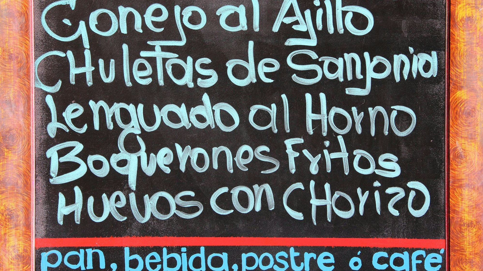 Schwarze Tafel mit weißer Schrift: Menükarte.