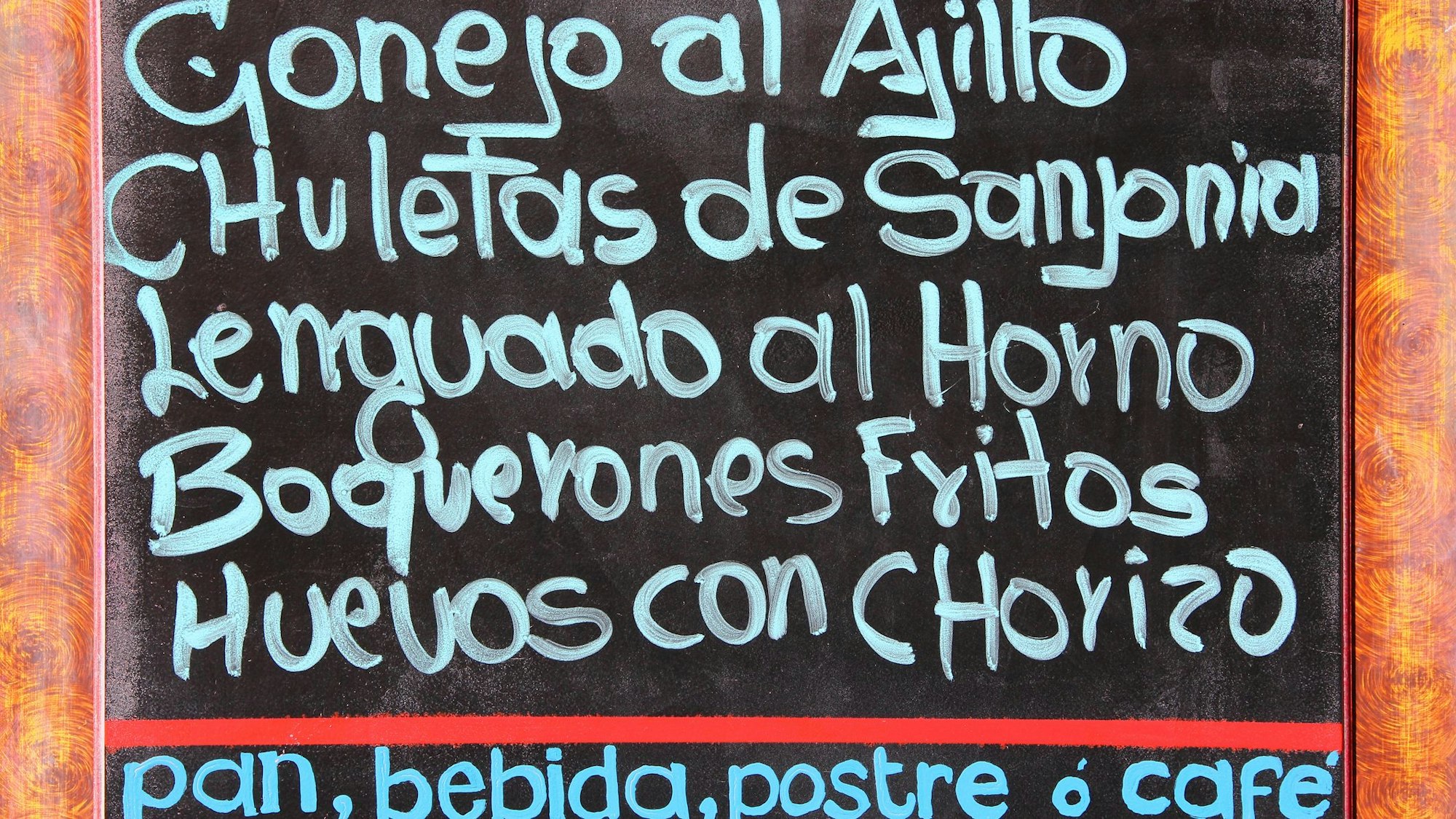 Schwarze Tafel mit weißer Schrift: Menükarte.