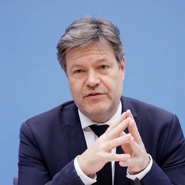 Robert Habeck (Bündnis 90/Die Grünen), Bundesminister für Wirtschaft und Klimaschutz, spricht bei der Pressekonferenz zur Vorstellung des Jahreswirtschaftsberichts 2024 im Haus der Bundespressekonferenz.