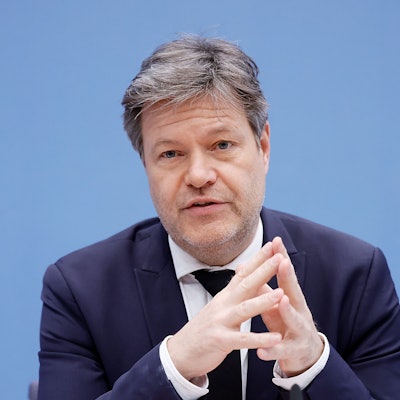 Robert Habeck (Bündnis 90/Die Grünen), Bundesminister für Wirtschaft und Klimaschutz, spricht bei der Pressekonferenz zur Vorstellung des Jahreswirtschaftsberichts 2024 im Haus der Bundespressekonferenz.