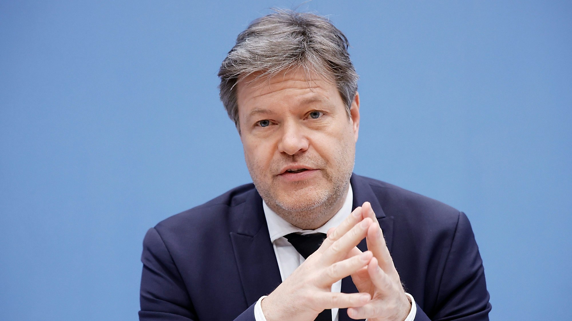Robert Habeck (Bündnis 90/Die Grünen), Bundesminister für Wirtschaft und Klimaschutz, spricht bei der Pressekonferenz zur Vorstellung des Jahreswirtschaftsberichts 2024 im Haus der Bundespressekonferenz.