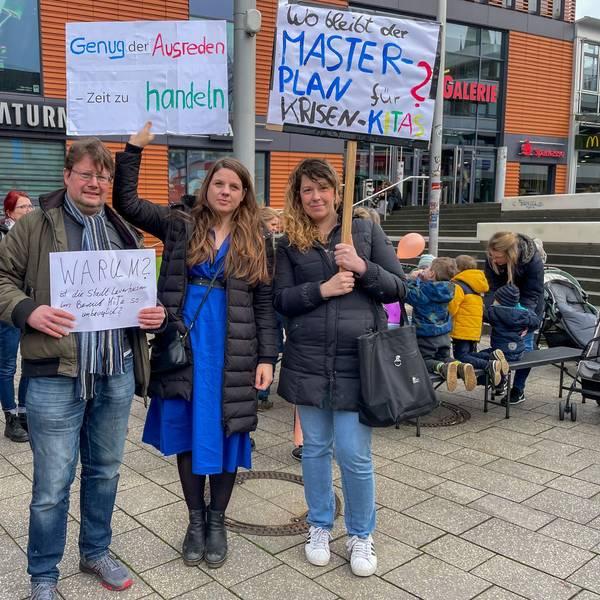 Ein paar Dutzend Eltern und Kinder waren zur Demo vors Rathaus gekommen. Sie beklagen hohe Ausfallzeiten in der Kita-Betreuung. Organisiert hatte die Demo Rene Richrath, hier im Gespräch mit Stadtdirektor Marc Adomat. Oberbürgermeister Uwe Richrath will für Verlässlichkeit sorgen.