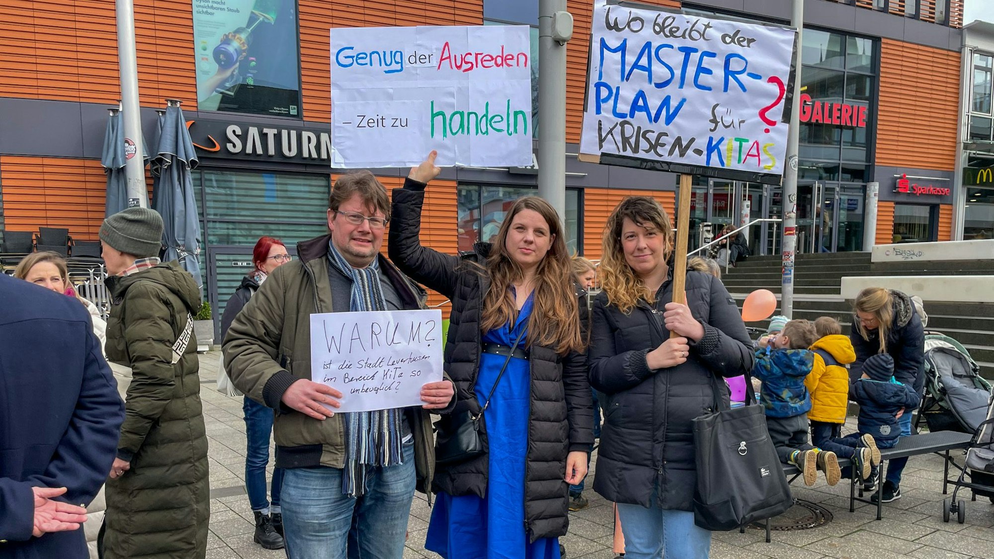 Ein paar Dutzend Eltern und Kinder waren zur Demo vors Rathaus gekommen. Sie beklagen hohe Ausfallzeiten in der Kita-Betreuung.