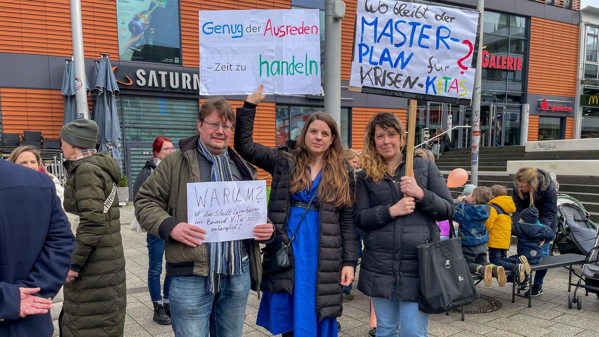 Ein paar Dutzend Eltern und Kinder waren zur Demo vors Rathaus gekommen. Sie beklagen hohe Ausfallzeiten in der Kita-Betreuung. Organisiert hatte die Demo Rene Richrath, hier im Gespräch mit Stadtdirektor Marc Adomat. Oberbürgermeister Uwe Richrath will für Verlässlichkeit sorgen.
